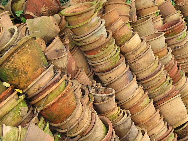 Panelas de barro em uma pilha - foto de acervo