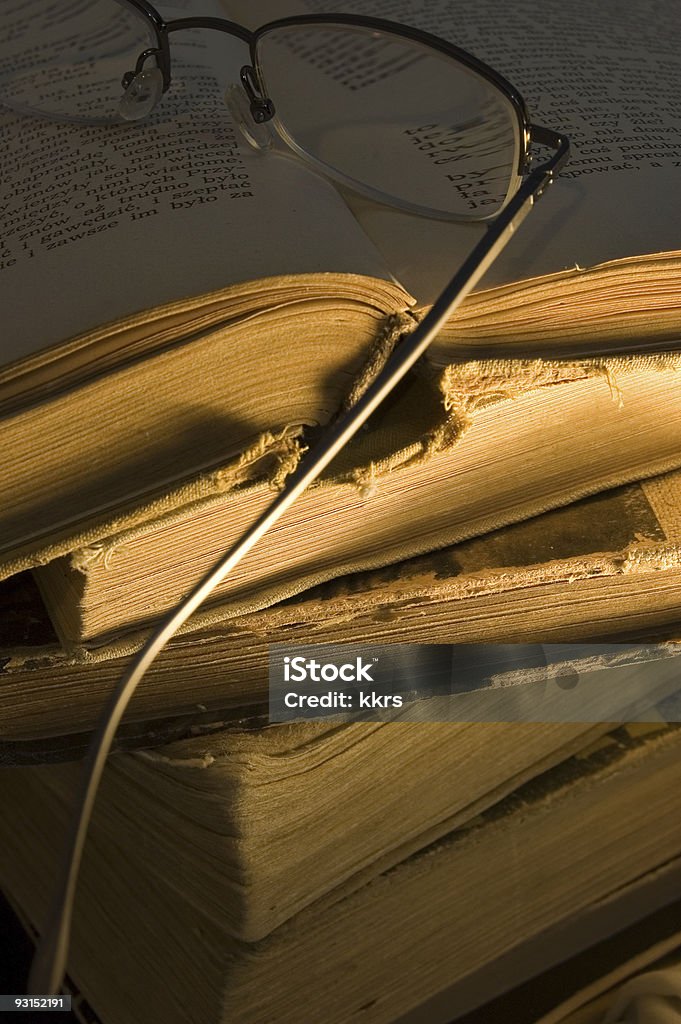 Livros antigos e copos - Foto de stock de Abrindo royalty-free