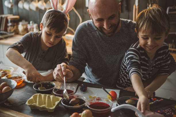 istock Artistic family prepare for Easter 931527070