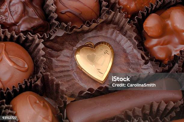 Cuore Doro E Cioccolatini - Fotografie stock e altre immagini di Cioccolato - Cioccolato, Pendente prezioso, Accessibilità