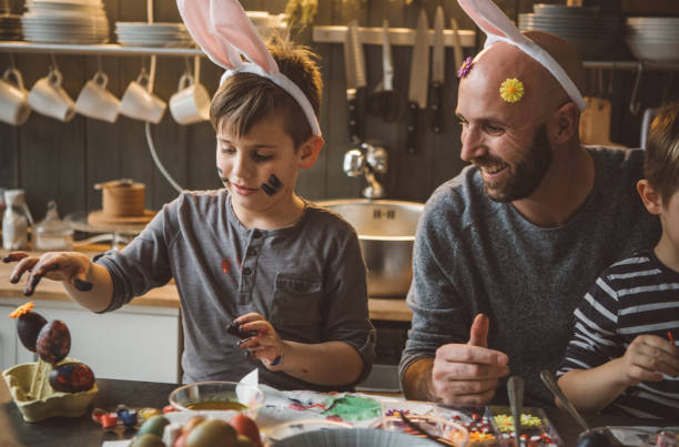 istock Painting eggs family 931527742