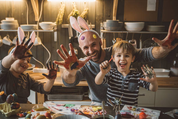 istock Showing the hand of artist 931528012