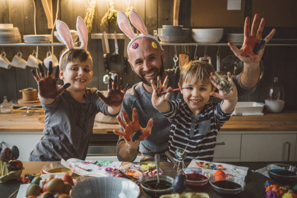 istock Showing the hand of artist 931528030