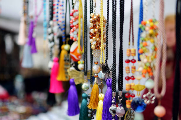 kolorowe ręcznie robione naszyjniki ozdobione koralikami sprzedawanymi na wielkanocnym rynku w wilnie - necklace jewelry bead homemade zdjęcia i obrazy z banku zdjęć