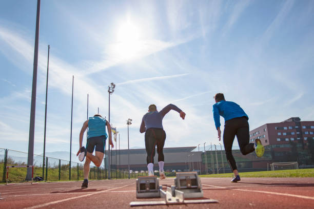 선수는 스 프린트에 육상에 선 시작 - rivalry starting block track and field athlete track and field 뉴스 사진 이미지