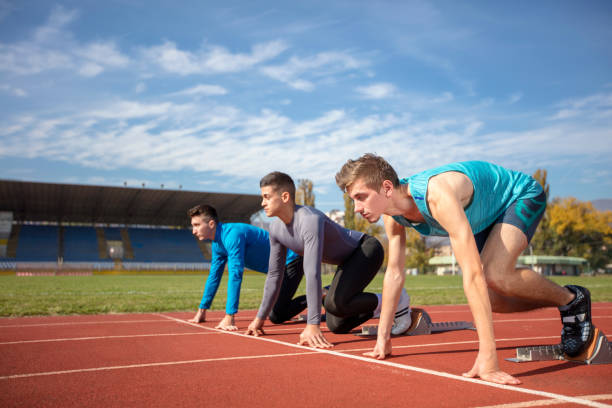 선수는 스 프린트에 육상에 선 시작 - rivalry starting block track and field athlete track and field 뉴스 사진 이미지