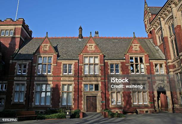 Edificio Del Campus - Fotografie stock e altre immagini di Leeds - Leeds, Aiuola, Albero spoglio