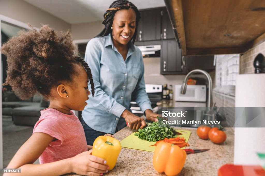 madre e figlia facendo un'insalata - Foto stock royalty-free di Cucinare