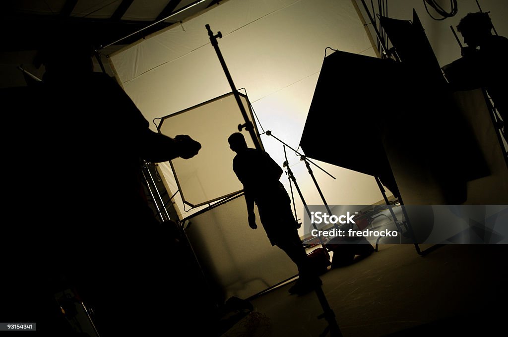Профессиональный фотограф в студии с студия освещение - Стоковые фото Киностудия роялти-фри
