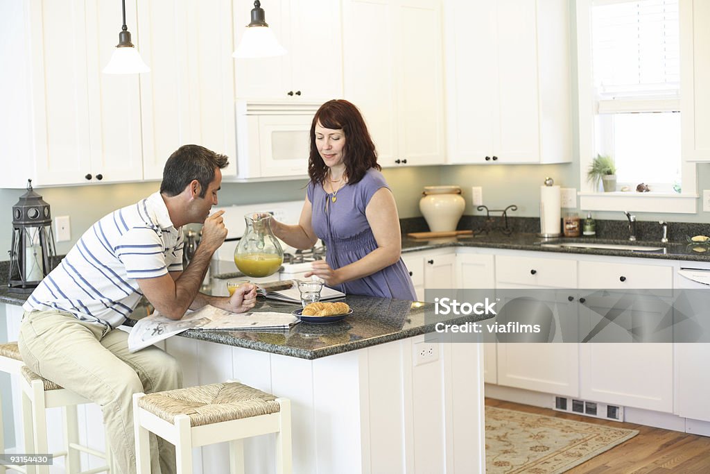 Casal tomando café da manhã no kitchen - Foto de stock de 30 Anos royalty-free