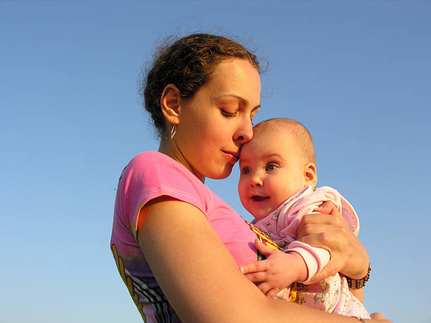 madre con volti di bambini su tramonto touch sferica - human nose baby animal nose mother foto e immagini stock