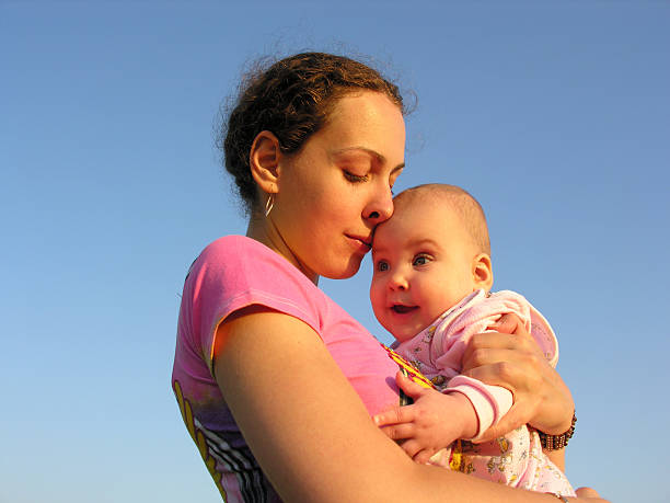 twarze matka z dzieckiem na zachód słońca dotknąć nosem - human nose baby animal nose mother zdjęcia i obrazy z banku zdjęć
