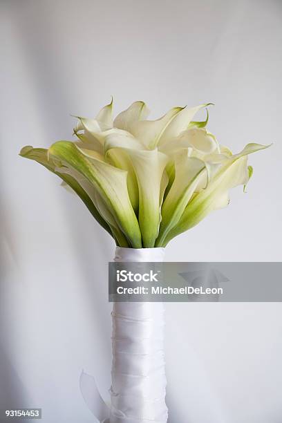 Photo libre de droit de Bouquet De La Mariée Droit Sur Blanc En Lin banque d'images et plus d'images libres de droit de Amour - Amour, Anniversaire d'un évènement, Arbre en fleurs