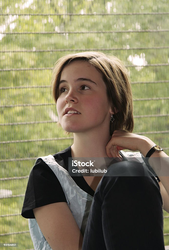 Adorable Chica esperando frente a la ventana - Foto de stock de A la moda libre de derechos