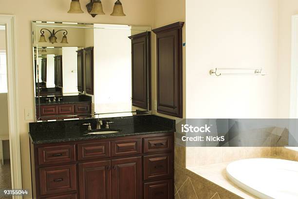 Foto de Nova Casabanheiro e mais fotos de stock de Banheira - Banheira, Banheiro doméstico, Mudar de casa
