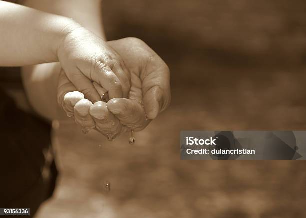 Atención Foto de stock y más banco de imágenes de Aferrarse - Aferrarse, Agarrados de la mano, Agua