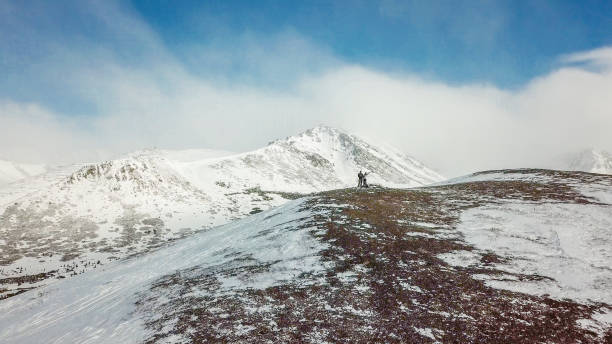 istock Couple in a beautiful mountain range covered in snow. 931566614