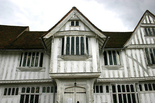 médiévale colombage bâtiment - tudor style house timber window photos et images de collection