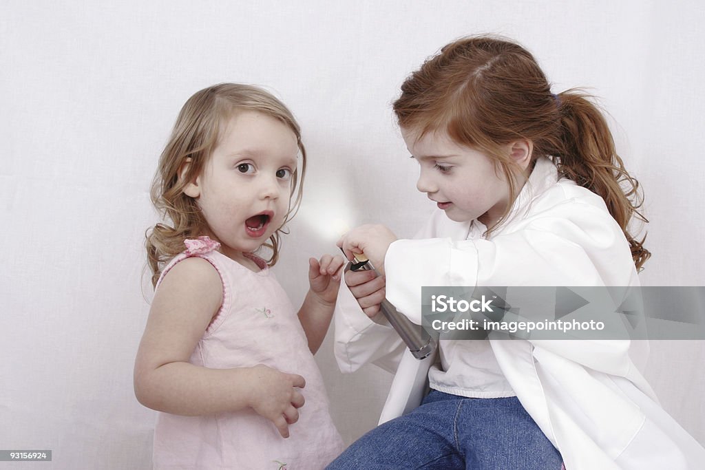 Petites filles jouant - Photo de Jouer au docteur libre de droits