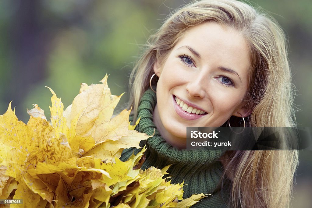 Giovane donna nel parco - Foto stock royalty-free di Abbigliamento casual