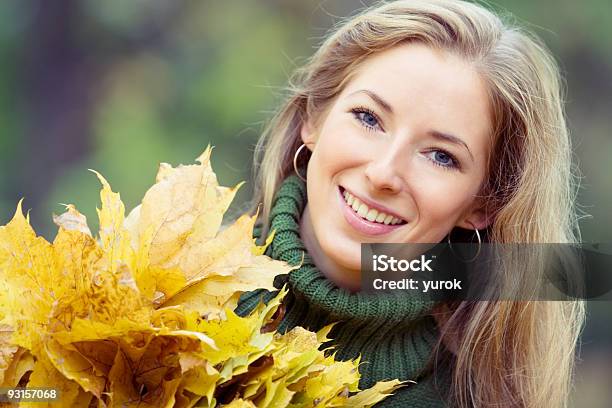 Giovane Donna Nel Parco - Fotografie stock e altre immagini di Abbigliamento casual - Abbigliamento casual, Acero, Adulto