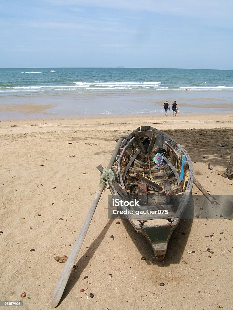 Barca sulla spiaggia - Foto stock royalty-free di Adulto