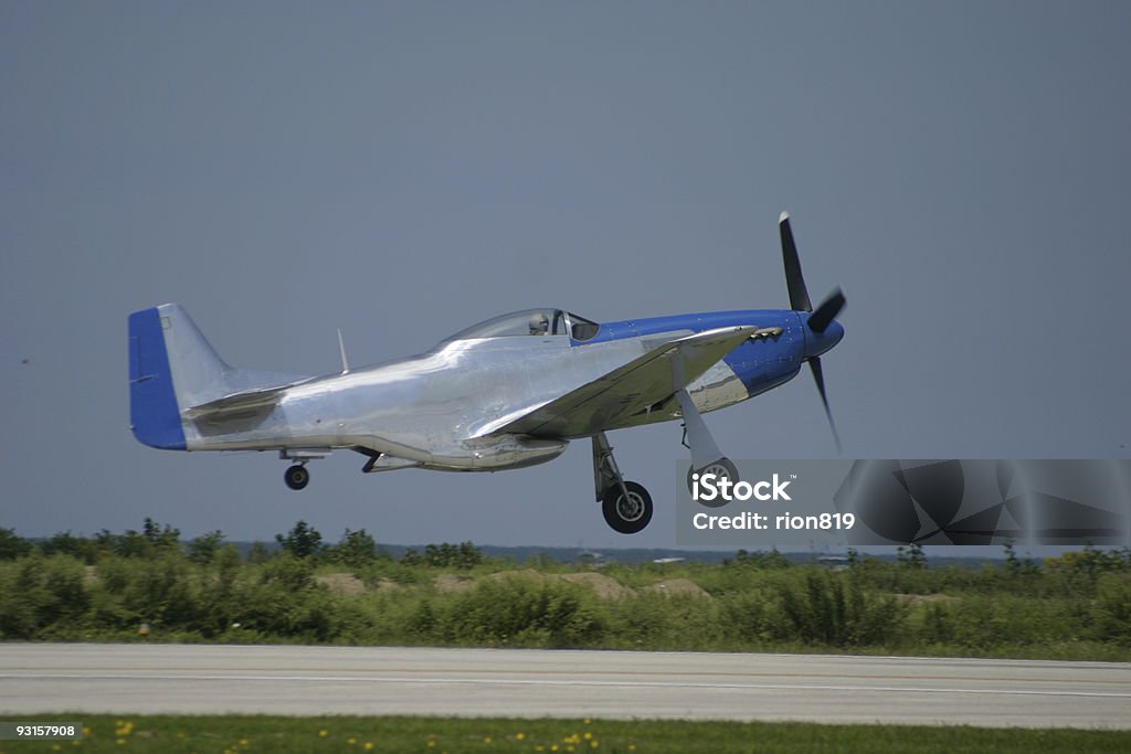 p - 51 takeoff - Foto stock royalty-free di Aereo militare