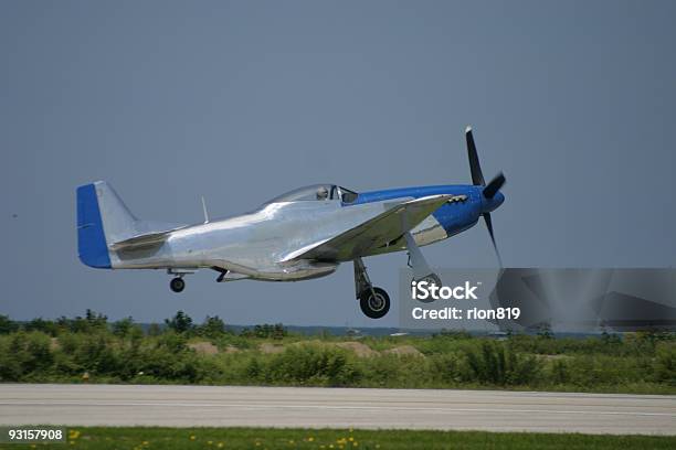 P 51 Takeoff - Fotografie stock e altre immagini di Aereo militare - Aereo militare, Aeroplano, Bombardiere
