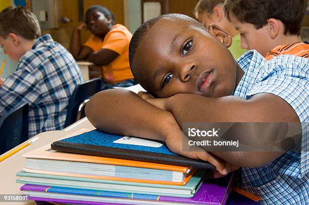Schüler Mit Büchern Stockfoto und mehr Bilder von Kind - Kind, Afrikanischer Abstammung, Klassenzimmer