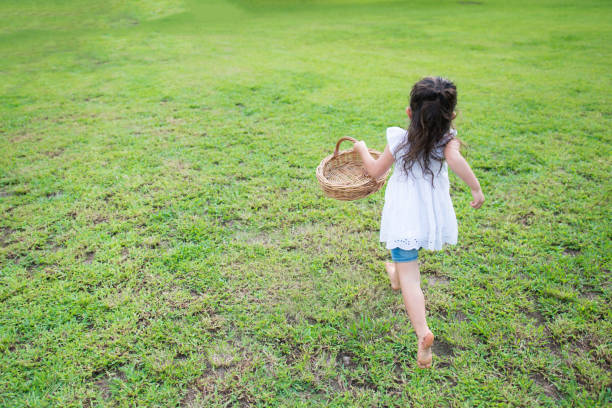 istock Little girl playing with a basket 931587164