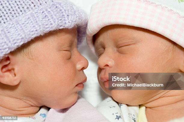 Premies 人々ツインベッドルーム - 双子のストックフォトや画像を多数ご用意 - 双子, 赤ちゃん, 女の子