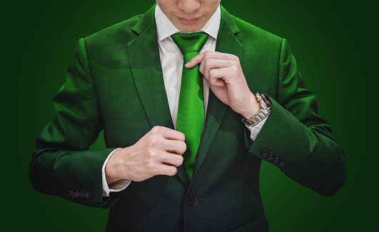 Corbata de hombre de negocios en traje verde que verde photo