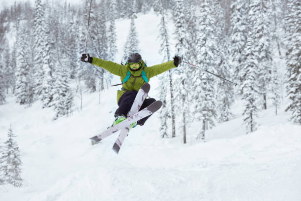 лыжник прыгает внетрассового горнолыжного склона - powder snow skiing agility jumping стоковые фото и изображения