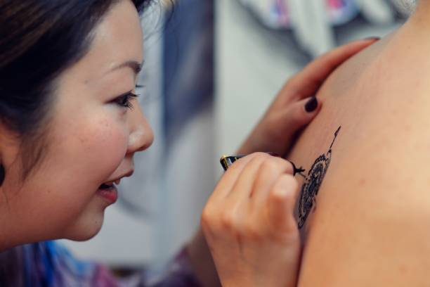 istock Henna tattoo artist at work 931591526