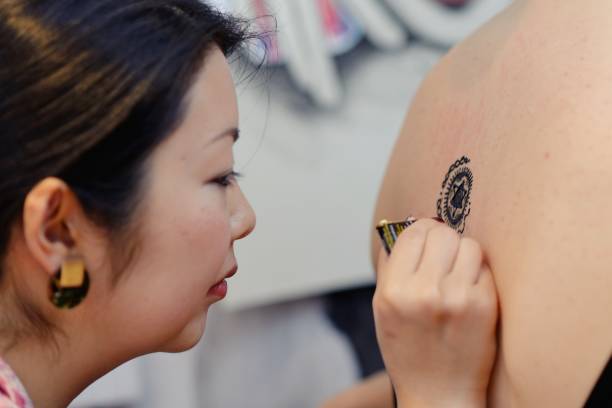 istock Henna tattoo artist at work 931591552