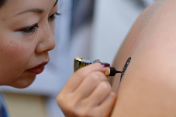 istock Henna tattoo artist at work 931591554