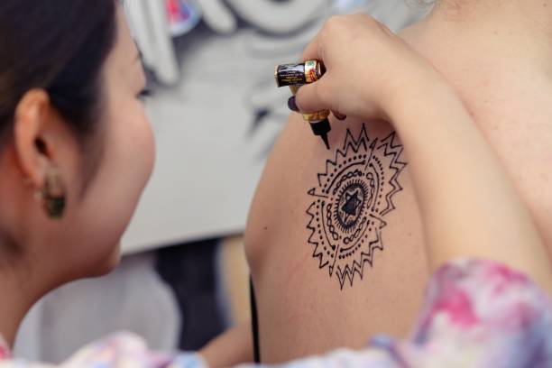 istock Henna tattoo artist at work 931591594