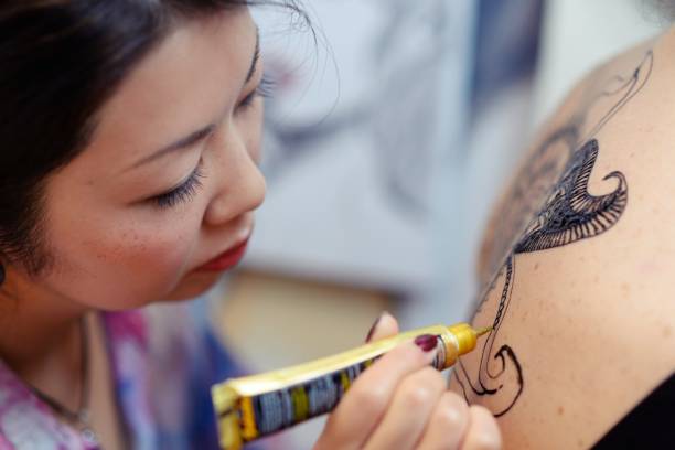 istock Henna tattoo artist at work 931591614