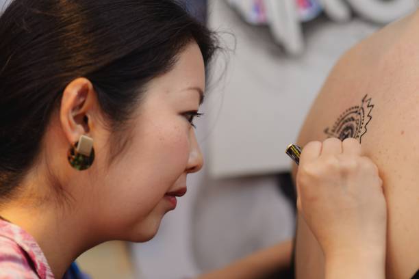 istock Henna tattoo artist at work 931591618