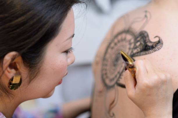 istock Henna tattoo artist at work 931591628