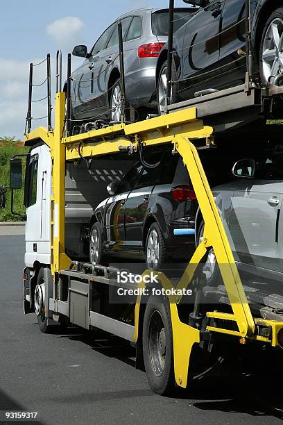 Semireboque Com Os Automóveis Transporte Rodoviário - Fotografias de stock e mais imagens de Amarelo