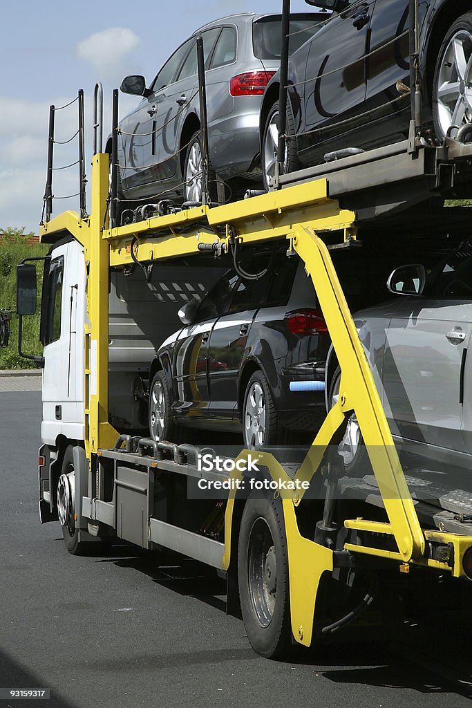 Semitrailer с автомобилей. Автомобильного транспорта. - Стоковые фото Автовоз роялти-фри