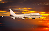 passagier-flugzeug-in-den-wolken-bei-sonnenuntergang-oder-sonnenaufgang.jpg?b=1&s=170x170&k=20&c=Xusih1XofEQDCN0qmtzB8smgkIqvqh1nEU1u5MU4WZk=