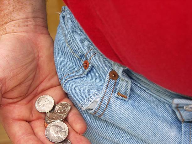 mudança de bolso - penny coin human finger human thumb - fotografias e filmes do acervo