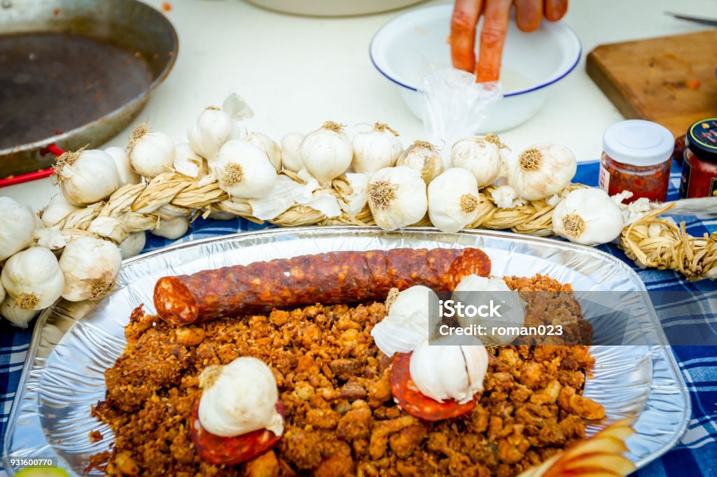 Crepitante fresco en placa con los bulbos de ajo y carne ahumada - Foto de stock de Charcutería libre de derechos