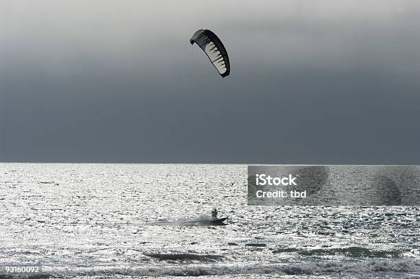 Kitesurfer Foto de stock y más banco de imágenes de Agua - Agua, Aire libre, California