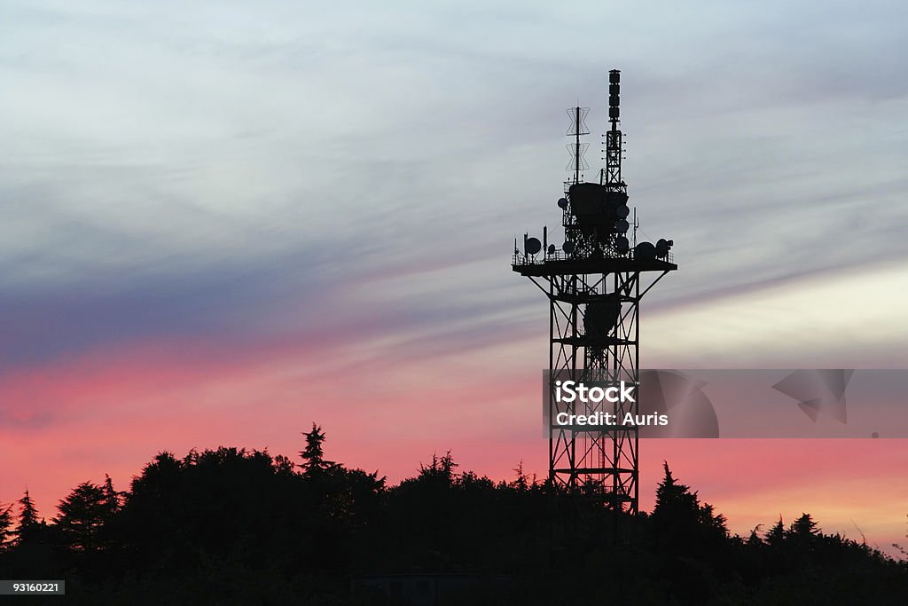 Torre de comunicación Silueta en el cielo al atardecer - Foto de stock de Aire libre libre de derechos