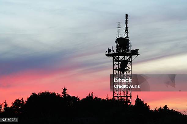 Torre De Comunicación Silueta En El Cielo Al Atardecer Foto de stock y más banco de imágenes de Aire libre