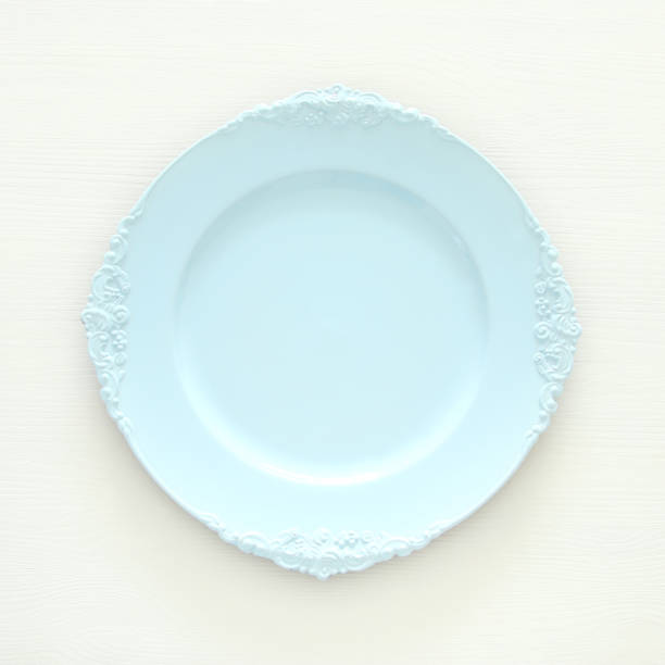 vue de dessus de l’assiette vide blanc vintage. poser de plat. - passover seder seder plate table photos et images de collection