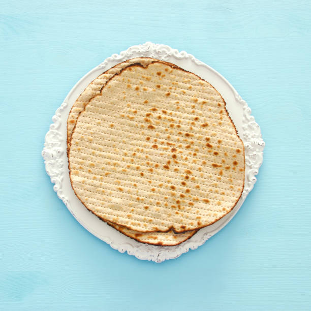 fondo de pésaj con matzá sobre fondo azul claro de la madera. - passover seder judaism afikoman fotografías e imágenes de stock